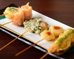 トッピングメニューとして人気の串天シリーズの中でもハム巻玉子サラダがおすすめ天ぷらとしては異質でもハムと玉子の相性バッチリ