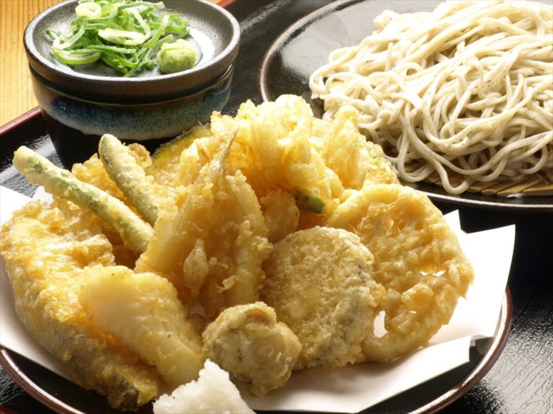 イカとホタテと白身魚の3種の天ぷらがのった脇役天丼は隠れた人気商品