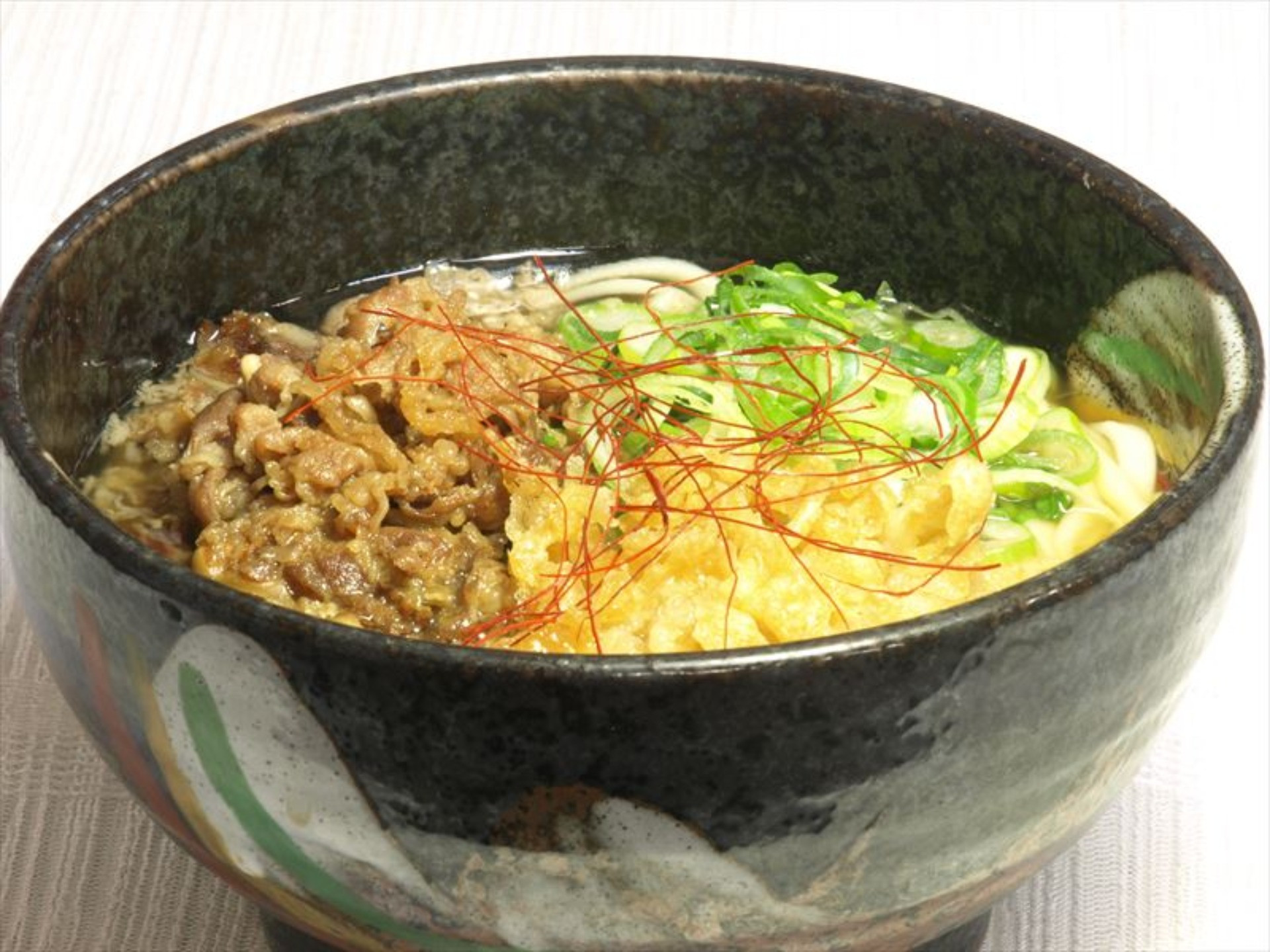 京都市内手打ち蕎麦で有名な天丼元亀ですがうどんも2種類、讃岐と京うどん