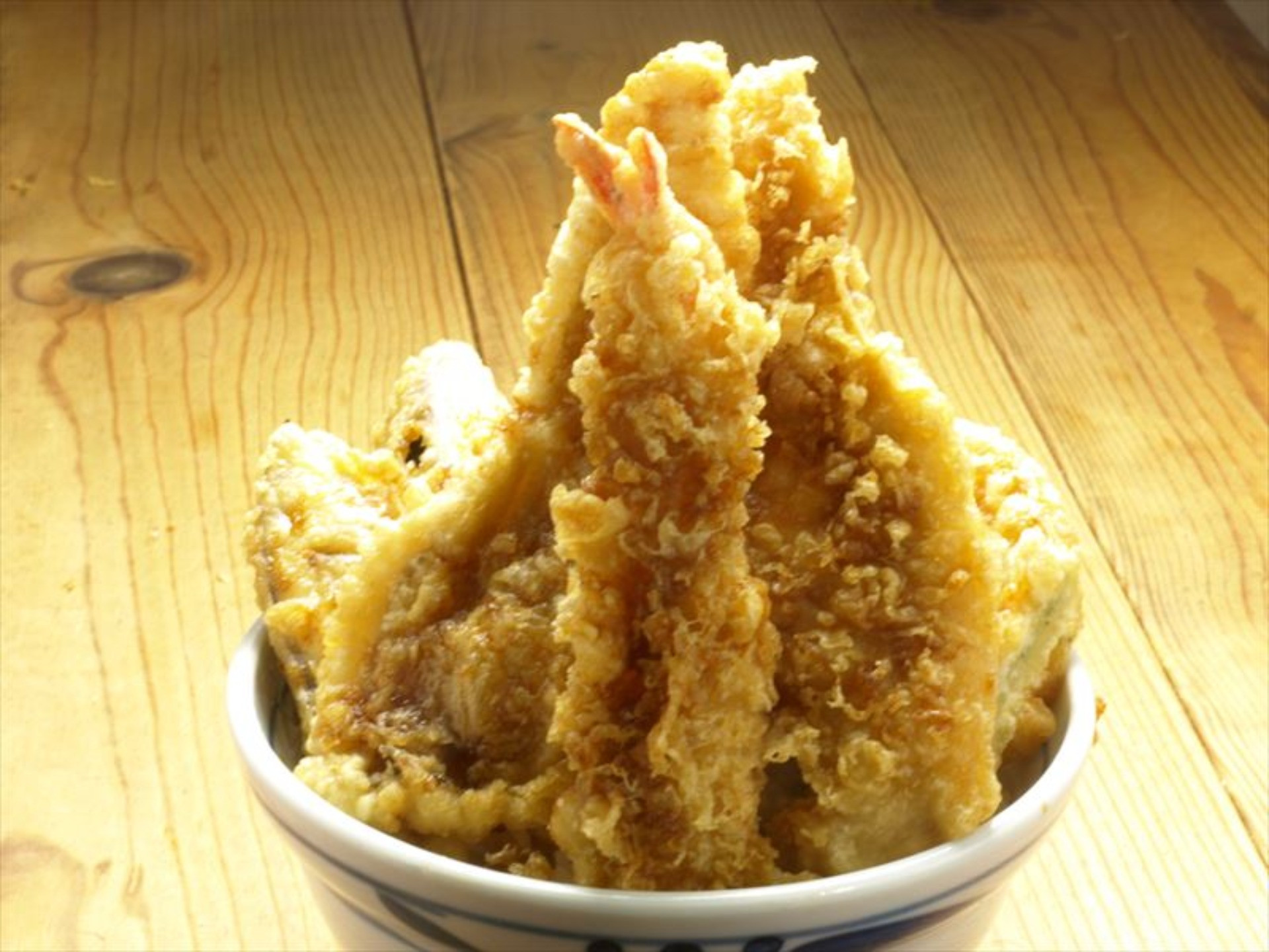元亀の名物12種類の天ぷらがのった特盛元亀天丼大満足間違いないの人気商品です。最近注文数がうなぎ上り